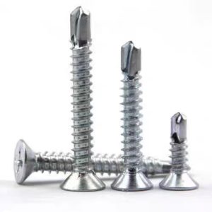 Videz in struktura Oblika glave: Zasnovano z ugreznjeno glavo, ploščate oblike, s prečno vdolbino na zgornji površini za lažje privijanje s križnim ali električnim izvijačem. Po privijanju je lahko glava vijaka poravnana s površino povezanega materiala, pri čemer ostane površina gladka in estetsko prijetna. Vijačna palica: Vijačna palica ima navoje z zmerno globino in enakomernim naklonom, kar zagotavlja gladko navijanje po vrtanju in zagotavlja zanesljivo pritrdilno trdnost. Oblika repa: Rep je koničast ali zožen, z ostrimi rezalnimi robovi, kar omogoča neposredno vrtanje v materiale, kot so kovina, les ali plastika brez predvrtanje.Material in površinska obdelavaMaterial: Pogosti materiali vključujejo ogljikovo jeklo, kovano železo in nerjavno jeklo. Vijaki iz ogljikovega jekla so trdi in stroškovno učinkoviti, vendar imajo slabo odpornost proti rji; kovano železo ima boljšo odpornost proti rji kot ogljikovo jeklo, vendar manj kot nerjavno jeklo; nerjaveče jeklo ponuja močno odpornost proti rji, vendar je dražje. Površinska obdelava: Galvanizacija s cinkom tvori enotno plast cinka na površini vijaka, kar učinkovito poveča odpornost proti koroziji in preprečuje rjo, primerno za zunanja ali vlažna okolja. Cinkovi premazi so na voljo v barvah, kot sta modro-bela ali mavrični cink, ki jih je mogoče izbrati glede na dejanske potrebe in okoljske zahteve. Tehnični podatki Premer: Na voljo v Φ3,5, Φ4,2, Φ4,8, Φ5,5, Φ6,3 itd., primerni za različne debeline in trdnosti materiala. Dolžina: Širok razpon dolžin, običajno od nekaj milimetrov do več kot sto milimetrov, lahko izbrani glede na posebne potrebe namestitve. Lastnosti delovanja Samovrtanje in samorez: Ni potrebe po predvrtanju in narezovanju, lahko vrtajo, tapkajo in pritrdijo neposredno na material, dokončajo namestitev v enem koraku, močno prihranijo čas gradnje in izboljšajo delovno učinkovitost. Varna povezava: V primerjavi z običajnimi vijaki imajo samorezni vijaki višjo trdnost pri izvleku in držanju, kar zagotavlja, da povezava sčasoma ne popusti in zagotavlja zanesljivo in stabilno pritrjevanje. Področja uporabe Uporablja se predvsem za pritrjevanje barvnih jeklenih ploščic v jeklenih konstrukcijah, primerno tudi za pritrjevanje tankih plošč v preprostih zgradbah, kot so stropi iz lahkega jekla, kovinske strehe in dekoracija sten. Pogosto se uporablja v gradbenih dekoracijah, proizvodnji pohištva in avtomobilski industriji. ...